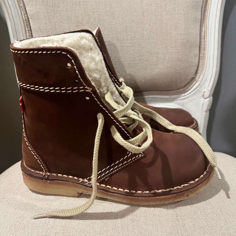 Cozy Brown Winter Boots with Cream Laces - Picture 2 of 3